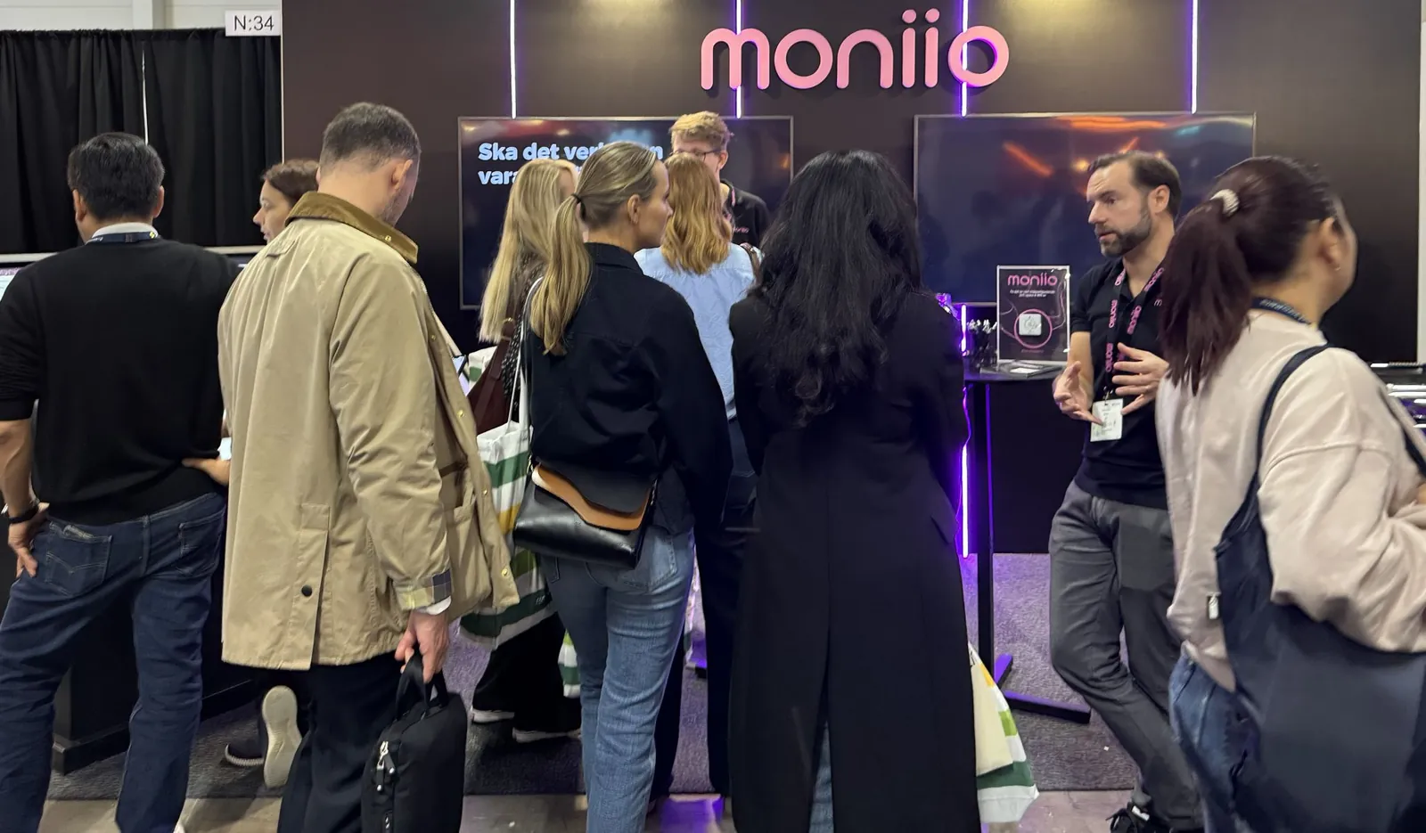 Besökare i Moniios monter på Ekonomi & Företag 2026 i samtal med Moniio-teamet